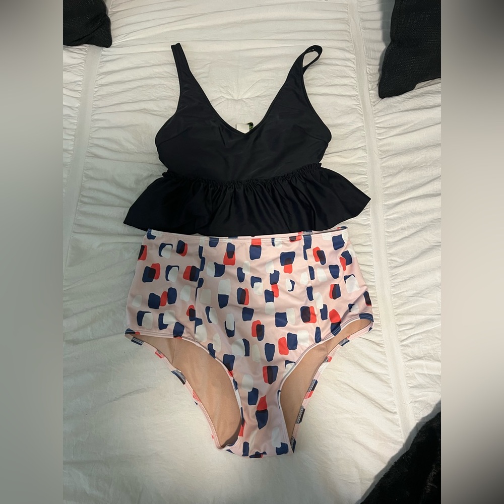 Kortni jeane swimsuit top is a small bottoms are a medium! Great full coverage!